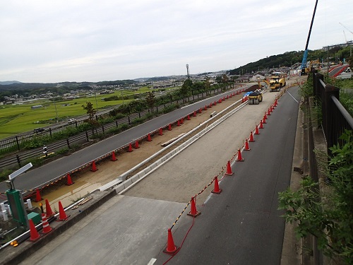 舗装工事と軽量盛土工事施工中