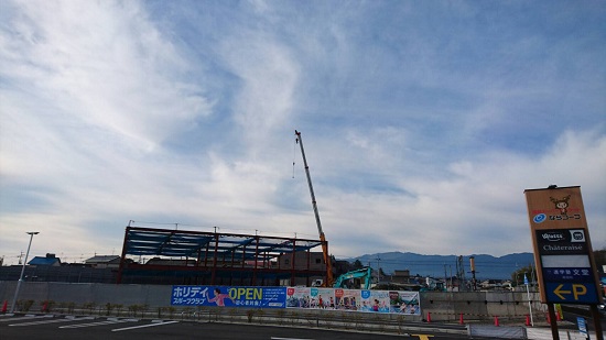 鉄骨建方中です。